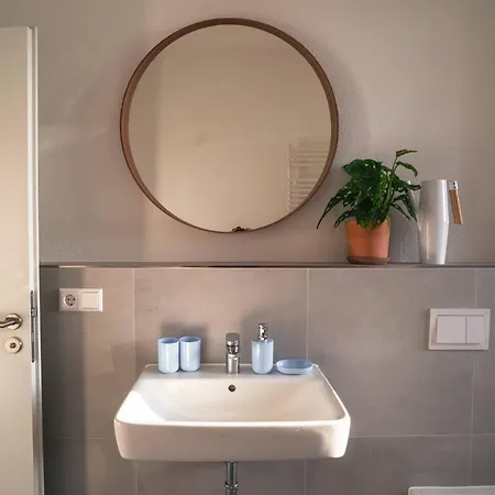 Zentrumsnahe 2-zimmer Mit Privatem Parkplatz Und Balkon * Leipzig