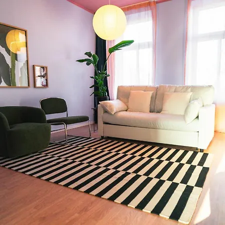 Zentrumsnahe 2-zimmer Mit Privatem Parkplatz Und Balkon Apartment *