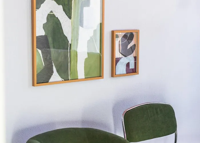 Zentrumsnahe 2-zimmer Mit Privatem Parkplatz Und Balkon