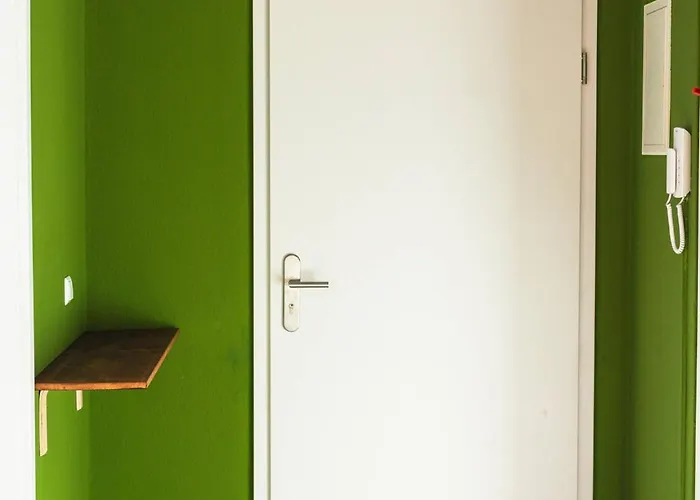 Zentrumsnahe 2-zimmer Mit Privatem Parkplatz Und Balkon لبسيا