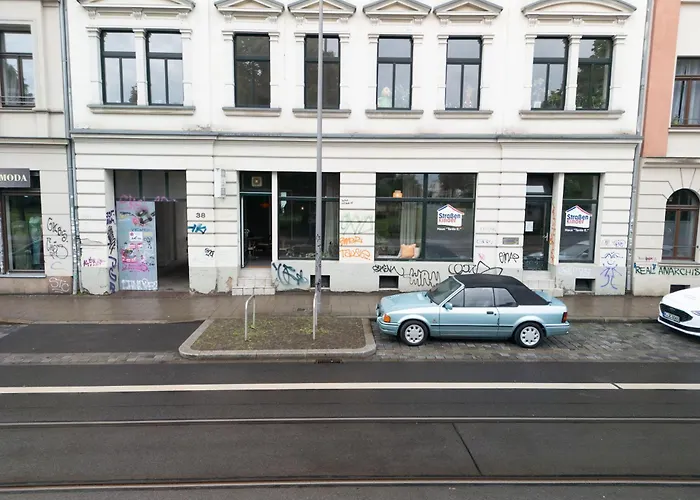 Zentrumsnahe 2-zimmer Mit Privatem Parkplatz Und Balkon Leipzig